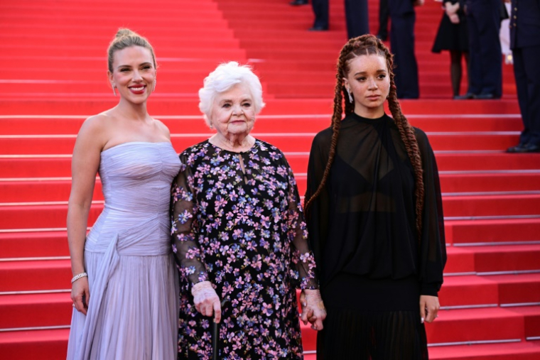 L'actrice et réalisatrice américaine Scarlett Johansson et les actrices américaine June Squibb et britannique Erin Kellyman arrivent pour la projection du film "Eleanor the Great" le 20 mai 2025 à Cannes ( AFP / Miguel MEDINA )