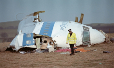 Un policier britannique passe devant le cockpit du Boeing 747 de la Pan Am qui a explosé au-dessus de Lockerbie, en Ecosse,le 21 décembre 1988, faisant 270 morts ( AFP / Roy LETKEY )