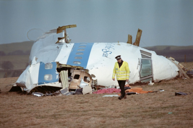 Un policier britannique passe devant le cockpit du Boeing 747 de la Pan Am qui a explosé au-dessus de Lockerbie, en Ecosse,le 21 décembre 1988, faisant 270 morts ( AFP / Roy LETKEY )