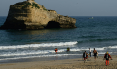 Des sauveteurs à la recherche d'un homme porté disparu après l'effondrement d'une falaise, à Biarritz, le 25 juin 2026 ( AFP / Philippe LOPEZ )