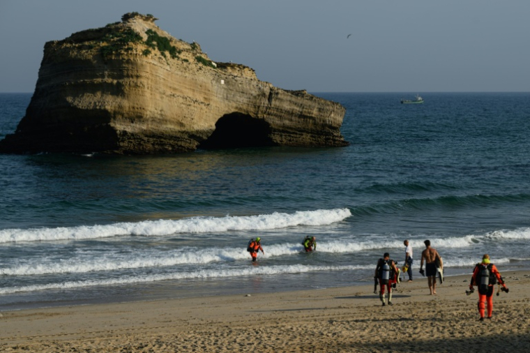 Des sauveteurs à la recherche d'un homme porté disparu après l'effondrement d'une falaise, à Biarritz, le 25 juin 2026 ( AFP / Philippe LOPEZ )