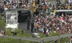 Le pape Léon XIV en papamobile sur les Champs-Élysées