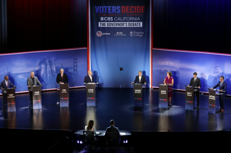 Huit candidats au poste de gouverneur de Californie, lors d'un débat organisé par la chaîne CBS, le 28 avril 2026 ( AFP / Patrick T. Fallon )