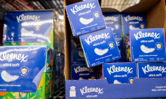 Le géant américain des produits d'hygiène Kimberly-Clark, détient notamment les marques Cottonelle (papier toilette), Huggies (couches) et Kleenex. ( GETTY IMAGES NORTH AMERICA / BRANDON BELL )