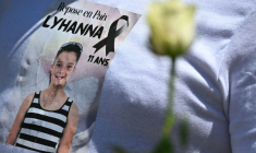 Rassemblement à Fleurance dans le Gers, le 7 juin 2026, pour une marche blanche en hommage à Lyhanna, 11 ans retrouvée morte jeudi. Le principal suspect avait fait l'objet de plaintes pour viol sur mineur ( AFP / Lionel BONAVENTURE )