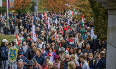 Une "Marche pour la paix" à Budapest, le 23 octobre 2025 en Hongrie, à l'occasion du 69e anniversaire du soulèvement hongrois contre l'occupation soviétique ( AFP / Ferenc ISZA )