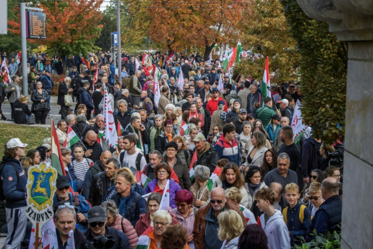 Une "Marche pour la paix" à Budapest, le 23 octobre 2025 en Hongrie, à l'occasion du 69e anniversaire du soulèvement hongrois contre l'occupation soviétique ( AFP / Ferenc ISZA )