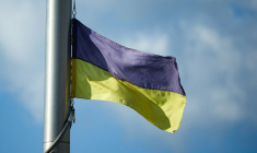 Photo d'un drapeau ukrainien de la ligne de front en Ukraine est remis par les militants à Vilnius