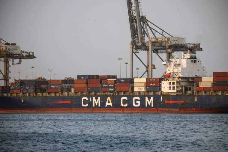 Un porte-conteneurs, CMA CGM Eiffel, est visible dans le port de Dakar