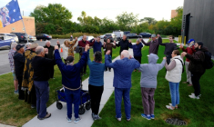 Des catholiques rassemblés près d'un centre de rétention de la police de l'immigration (ICE) à Broadview, près de Chicago, le 10 octobre 2025 ( AFP / Michael Mathes )