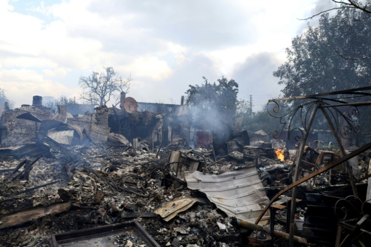 Des bâtiments détruits dans des frappes russes à Vychneve dans la banlieue de Kiev en Ukraine, le 6 juillet 2026 ( AFP / Serhii Okunev )