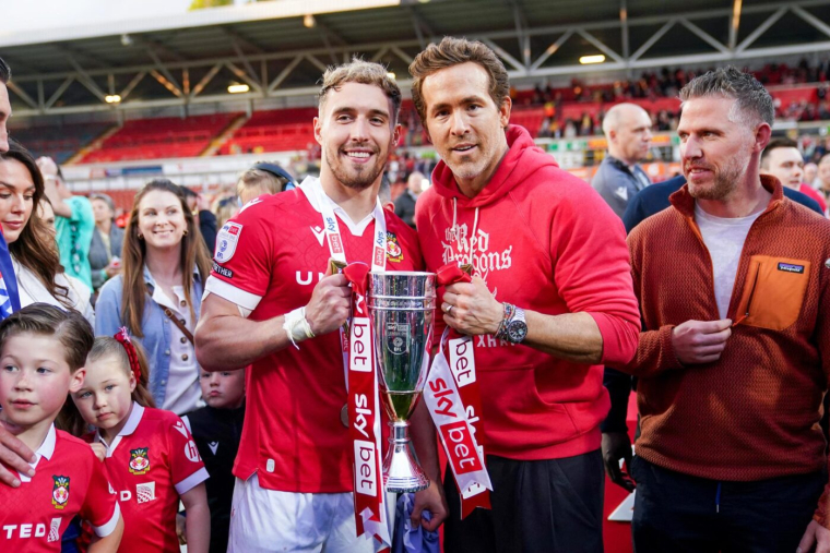 À Wrexham, Ryan Reynolds veut rester proche de ses joueurs