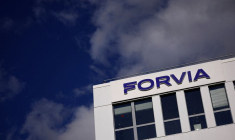 Logo de Forvia sur le bâtiment de l'entreprise près de Paris