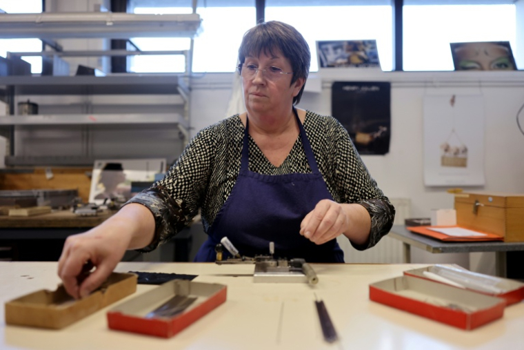 Une employée travaille dans l'atelier de la maison Henry Jullien à Lons-le-Saunier, dans le Jura, le 29 janvier 2026 ( AFP / Alex MARTIN )