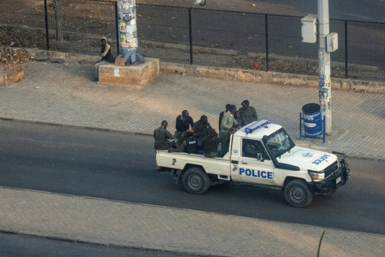 Un véhicule de la police patrouille dans une rue après les élections présidentielle et parlementaires, à Lusaka, le 15 août 2026 en Zambie ( AFP / GIANLUIGI GUERCIA )