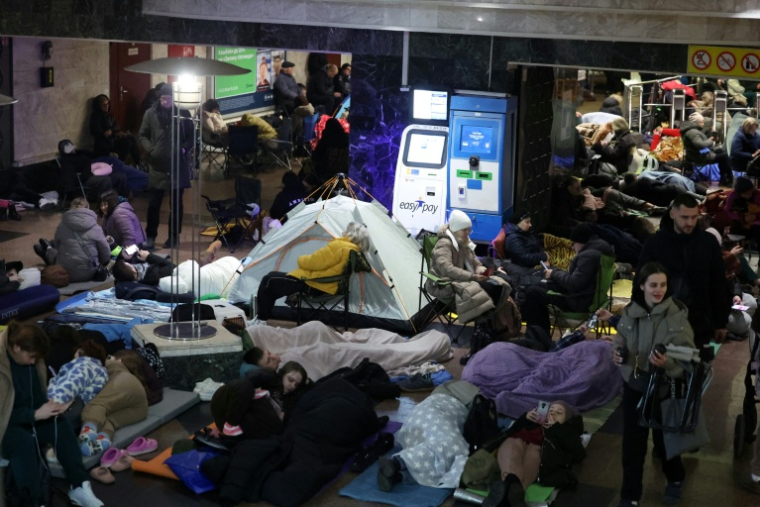 Des habitants de Kiev se réfugient dans une station de métro pendant un bombardement russe, le 25 novembre 2025 ( AFP / Yan Dobronosov )