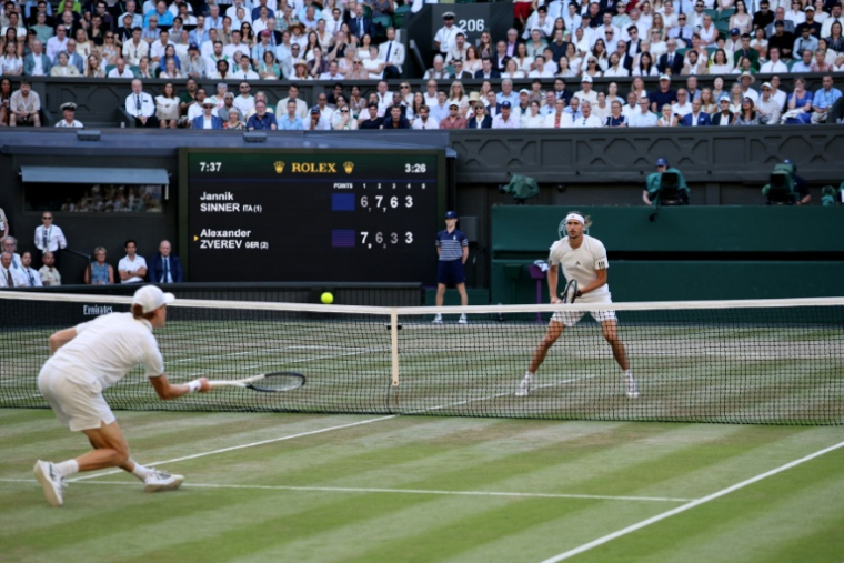 Le N.1 mondial Jannik Sinner au filet contre le N.3 Alexander Zverev en finale de Wimbledon le 12 juillet 2026 à Londres ( AFP / Henry NICHOLLS )