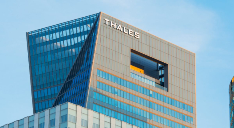 Le titre du groupe d'électronique civil et militaire progresse de 40% sur un an. © Thales)