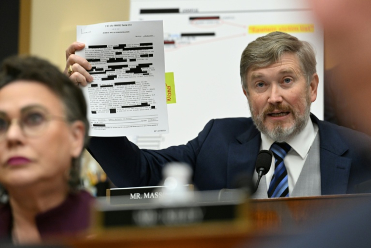 L'élu républicain Thomas Massie brandit un document caviardé du dossier de criminel sexuel Jeffrey Epstein lors d'une audition de la ministre américaine de la Justice, Pam Bondi, par la commission judiciaire de la Chambre des représentants à Washington, le 11 février 2026 ( AFP / ROBERTO SCHMIDT )