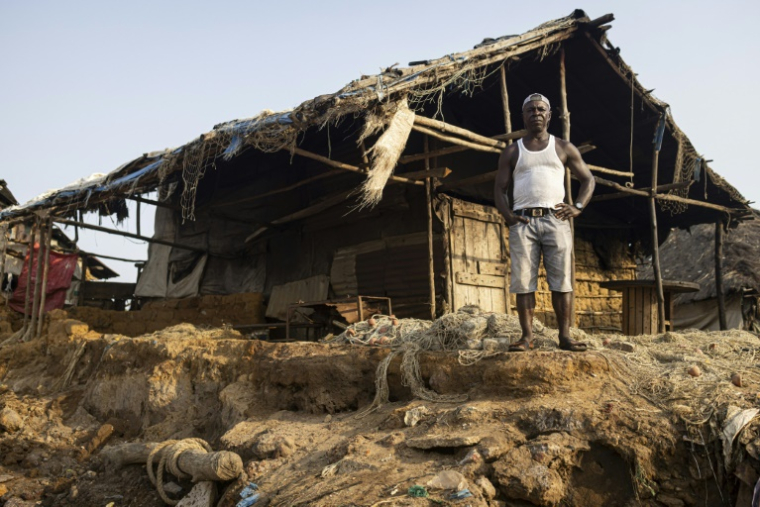Ousmane Kamara, directeur de l'école et imam de l'île de Plantain, devant sa maison endommée par la montée des eaux, le 28 avril 2025 au large de la Sierra Leone ( AFP / PATRICK MEINHARDT )
