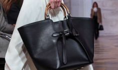 Une mannequin présente une création de la collection Ralph Lauren à New York