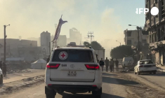 Des véhicules de la Croix-Rouge circulent dans la ville de Gaza