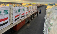 Des camions chargés d'aide humanitaire à destination de Gaza attendent du côté égyptien du poste-frontière de Rafah, le 12 octobre 2025 ( AFP / - )