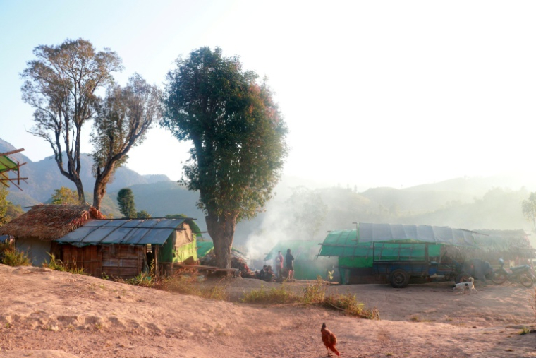 Des déplacés birmans se réchauffent autour d'un feu, dans le camp de Pekon, dans l'est de la Birmanie ( AFP / - )