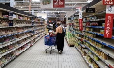 Grâce aux mesures mises en place par le gouvernement, la hausse des prix à été "compensée à 90% par la hausse du niveau de vie" en 2022. Mais cette part varie selon le niveau de vie ou selon le lieu de vie. ( AFP / CHARLY TRIBALLEAU )