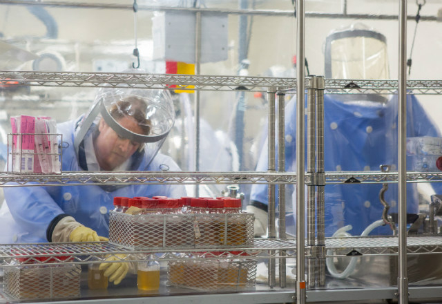 Eurofins renforce sa présence aux Etats-Unis avec l'acquisition de EAG pour 780 millions de dollars. (crédit CC-Governor Tom Wolf)