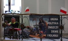 Les agriculteurs polonais entament une grève de la faim au parlement, à Varsovie