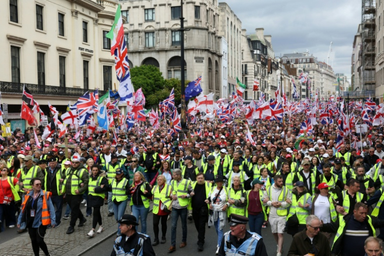 Des partisans du militant d'extrême droite britannique Tommy Robinson, participent à une marche organisée par Unite The Kingdom, le 16 mai 2026 à Londres ( AFP / Toby Shepheard )
