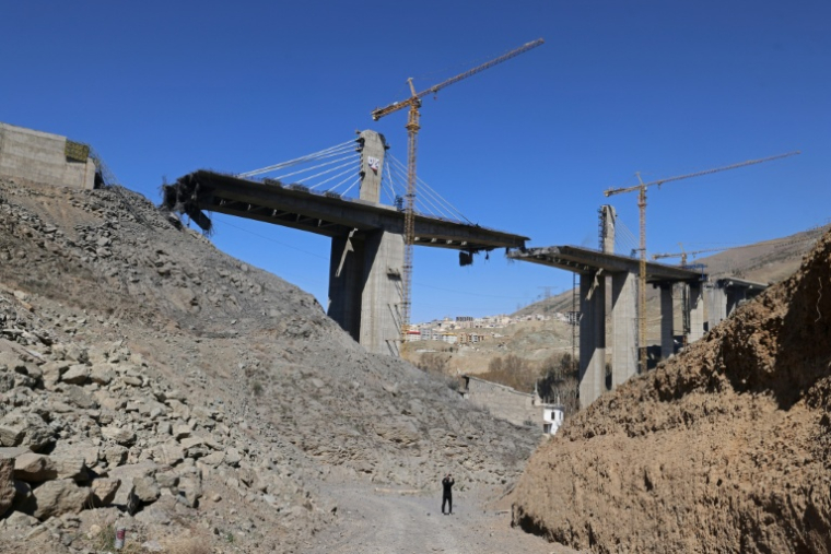 Le pont B1 détruit à Karaj, au lendemain d'une frappe américaine, le 3 avril 2026 en Iran ( AFP / ATTA KENARE )