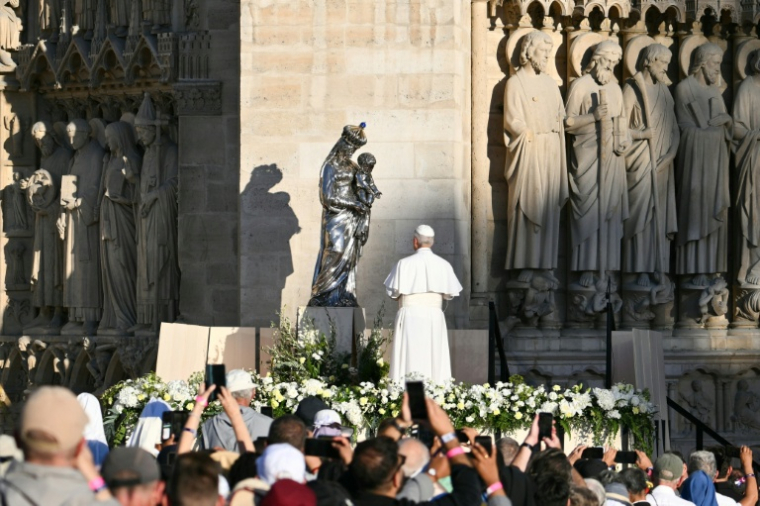 Le pape Léon XIV devant la Vierge à l'Enfant, à Notre-Dame de Paris, le 26 septembre 2026 ( AFP / Alberto PIZZOLI )