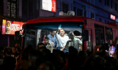 Le président du Parti nationaliste du Bangladesh (BNP), Tarique Rahman, salue ses soutiens depuis un véhicule avant le marathon électoral, à Sylhet, le 21 janvier 2026 ( AFP / Munir UZ ZAMAN )