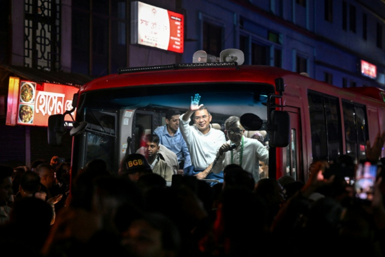 Le président du Parti nationaliste du Bangladesh (BNP), Tarique Rahman, salue ses soutiens depuis un véhicule avant le marathon électoral, à Sylhet, le 21 janvier 2026 ( AFP / Munir UZ ZAMAN )