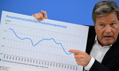 Le ministre allemand de l'Economie Robert Habeck présente les prévisions de printemps du gouvernement le 24 avril 2025 à Berlin ( AFP / TOBIAS SCHWARZ )