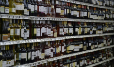 La Répression des fraudes a constaté plus d'un tiers d'"anomalies" ou de "manquements" lors de prélèvements et de contrôles effectués auprès de professionnels du vin et des spiritueux en 2022 et 2023, selon une vaste enquête rendue publique mercredi ( AFP / PASCAL PAVANI )