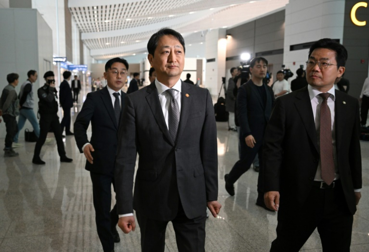 Le ministre sud-coréen du Commerce et de l'Industrie Ahn Duk-geun (C) à l'aéroport d'Incheon, en Corée du Sud, avant son départ pour Washington, le 23 avril 2025 ( AFP / Jung Yeon-je )