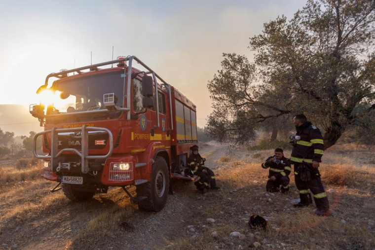 Un incendie brûle sur l'île de Rhodes