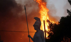 LES ATHÉNIENS INVITÉS À SE CONFINER FACE À LA PROGRESSION DES INCENDIES