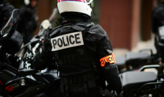 Un policier de la Brigade de répression d'action violente (BRAV), le 12 décembre 2020 à Paris (8WY9Q3)  ( AFP / Martin BUREAU )