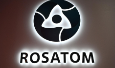"Le gouvernement français et l'Europe doivent sanctionner Rosatom pour envoyer un signal fort et mettre fin à l'impunité dont jouit la première entreprise au monde à avoir pris les commandes d'une centrale nucléaire étrangère par la force (la centrale ukrainienne de Zaporijjia)" souligne Greenpeace. ( AFP / OLESYA KURPYAYEVA )