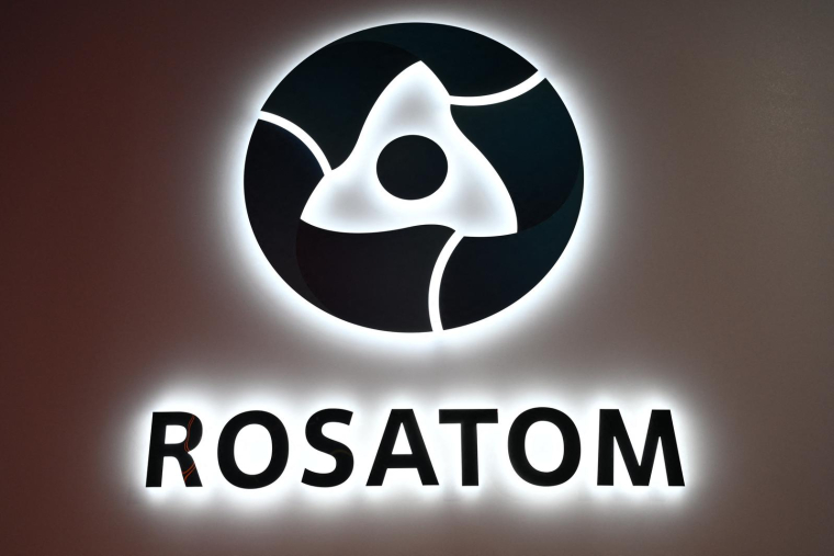 "Le gouvernement français et l'Europe doivent sanctionner Rosatom pour envoyer un signal fort et mettre fin à l'impunité dont jouit la première entreprise au monde à avoir pris les commandes d'une centrale nucléaire étrangère par la force (la centrale ukrainienne de Zaporijjia)" souligne Greenpeace. ( AFP / OLESYA KURPYAYEVA )
