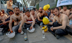 Plusieurs dizaines de mineurs turcs manifestent torse nu devant le ministère de l'Energie en Turquie lundi pour réclamer le paiement de salaires  ( AFP / Adem ALTAN )