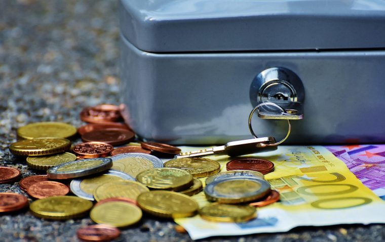À gauche, plusieurs candidats envisagent la création d'une bourse, garantie ou d'un revenu minimum accordé aux jeunes étudiants. (illustration) (Pixabay / Alexas_Fotos)