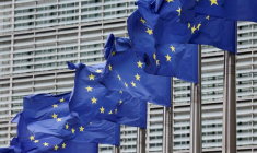 Un drapeau de l'Union européenne flotte devant le siège de la Commission européenne