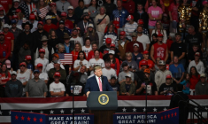 Le président américain Donald Trump lors d'un meeting en banlieue de Wichita, Kansas, le 19 octobre 2026 ( AFP / Kent NISHIMURA )
