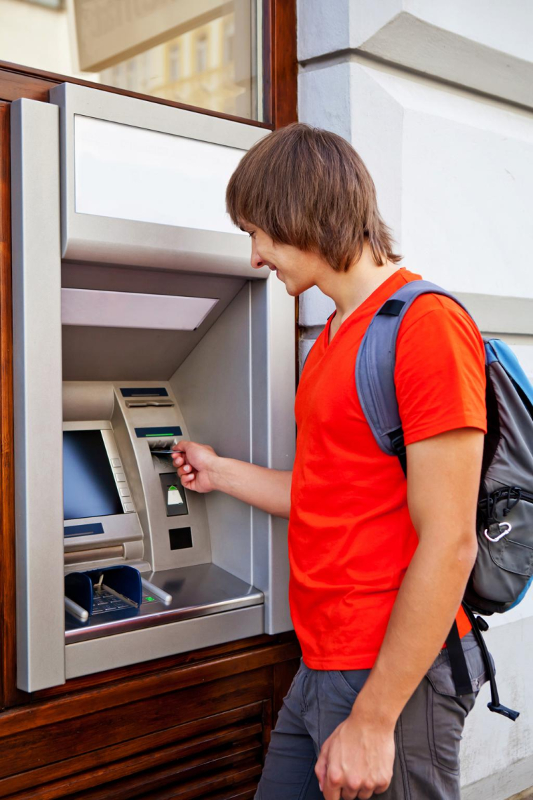 Enfant mineur et carte bancaire ( crédit photo : AlikeYou/Shutterstock / AlikeYou )
