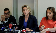 Le secrétaire général de FO Frédéric Souillot, ses homologues de la CFDT Marylise Léon et de la CGT Sophie Binet, lors d'ue conférence de presse à l'issue d'une réunion intersyndicale, le 29 août 2025 à Paris  ( AFP / STEPHANE DE SAKUTIN )